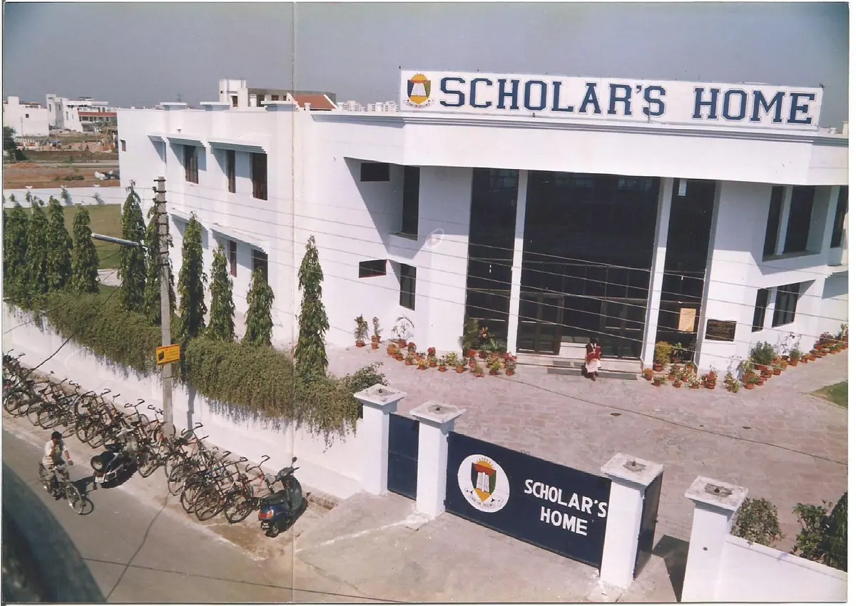 The early campus in Vipul Khand